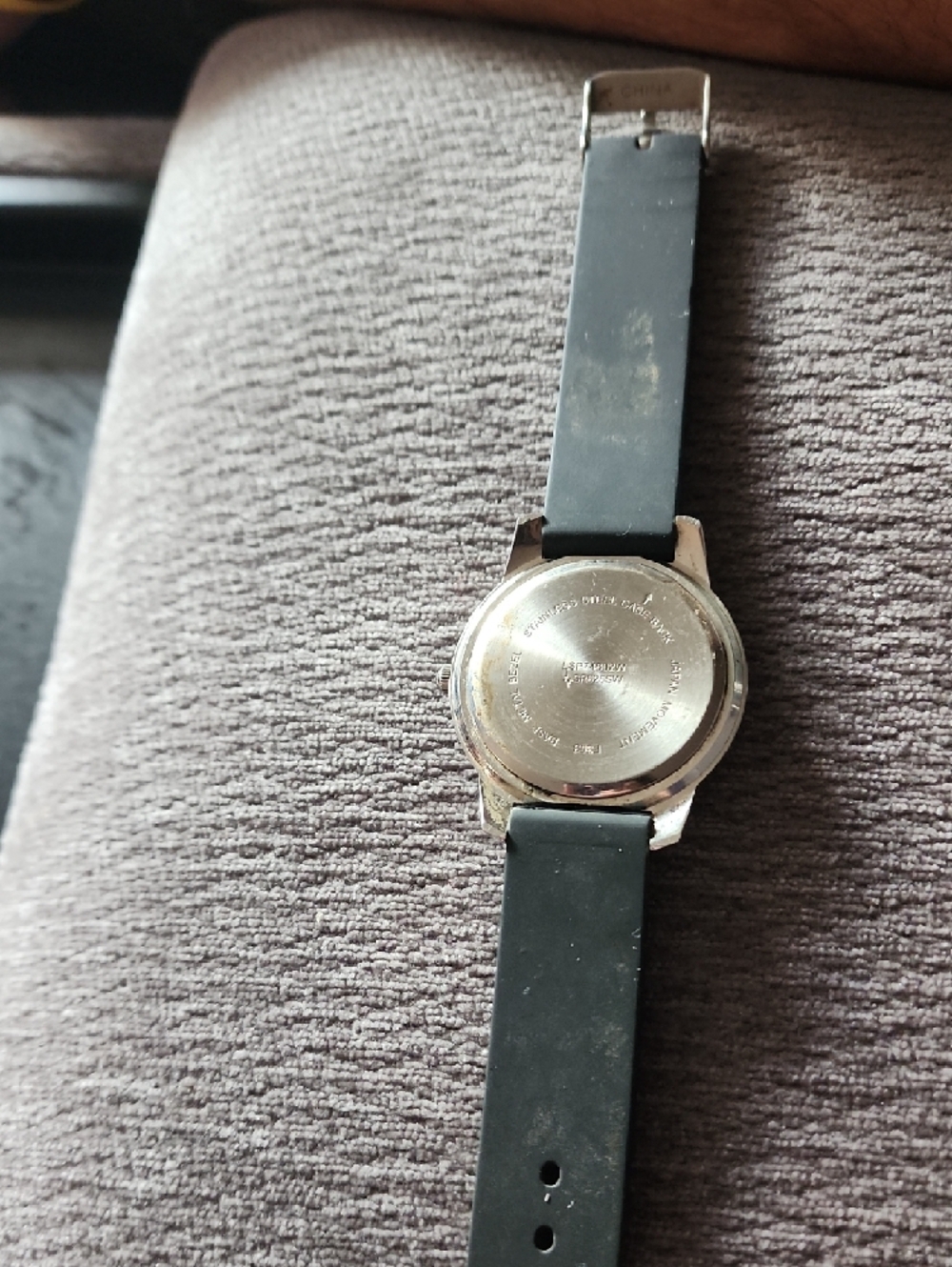⌚ Colorful Dial Quartz Watch – Black Rubber Strap - Picture 3 of 3